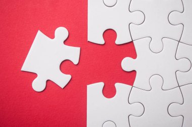 parçalı bulmaca görevi tamamlamak için kırmızı zemin üzerine son parçası