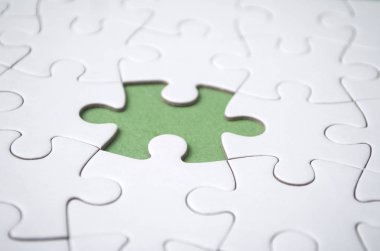 yeşil arka plan üzerinde görevi tamamlamak için eksik yapboz son parçası