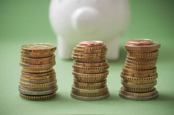 Närbild Euro Mynt Framför Vit Spargris Grön Bakgrund — Stockfoto