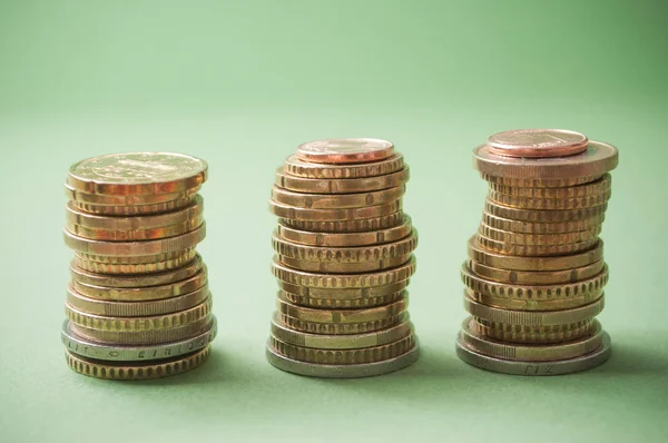 Närbild Euro Mynt Högen Grön Bakgrund — Stockfoto
