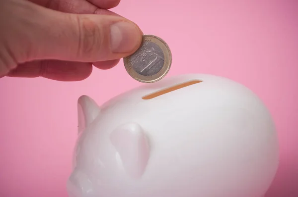 Close Mão Homem Colocando Moeda Euro Banco Piggy Branco Fundo — Fotografia de Stock