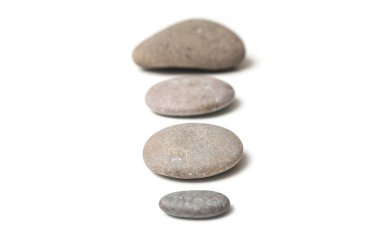 Beyaz arka plan üzerinde taş hizalama closeup