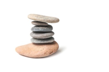 Beyaz arka plan üzerinde taş denge closeup