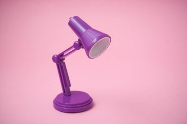 Mini mor modern lamba masa pembe bir arka plan üzerinde closeup