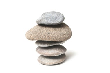 Beyaz arka plan üzerinde taş denge closeup