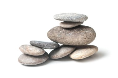 Beyaz arka plan üzerinde taş denge closeup