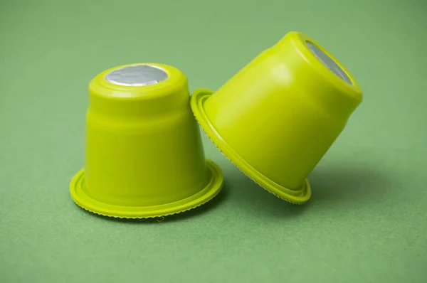 Крупный План Пластиковых Капсул Кофе Эспрессо Зеленом Фоне — стоковое фото