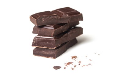 Çikolata blokları closeup kazık beyaz arka plan üzerinde