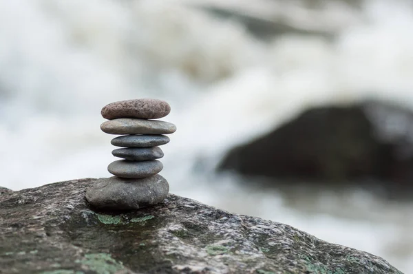 边境河流岩石上的石头平衡特写镜头 — 图库照片