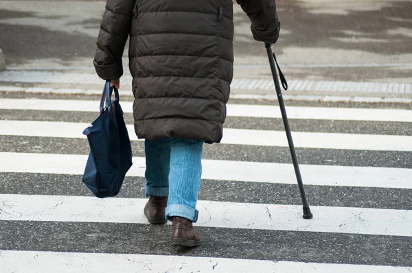 Close Van Leeftijd Vrouw Lopen Met Stok Straat Zebra Achteraanzicht — Stockfoto