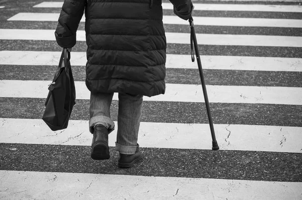 Close Van Leeftijd Vrouw Lopen Met Stok Straat Zebra Achteraanzicht — Stockfoto