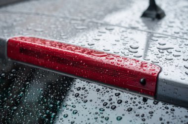 siyah araba arka ışıkları üzerinde yağmur damlaları closeup