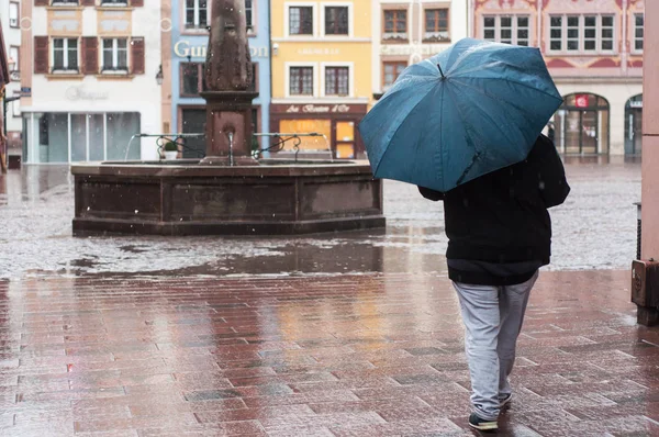 Mulhouse Francie Února 2019 Portrét Člověk Chodí Deštníkem Ulici Zadní — Stock fotografie