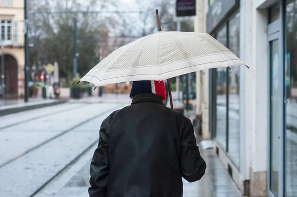 Portret Van Een Man Lopen Met Paraplu Straat Achteraanzicht — Stockfoto