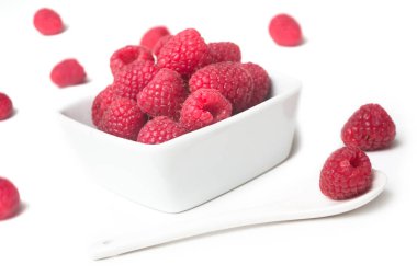 Ahududu beyaz arka plan üzerinde beyaz bir kase içinde closeup