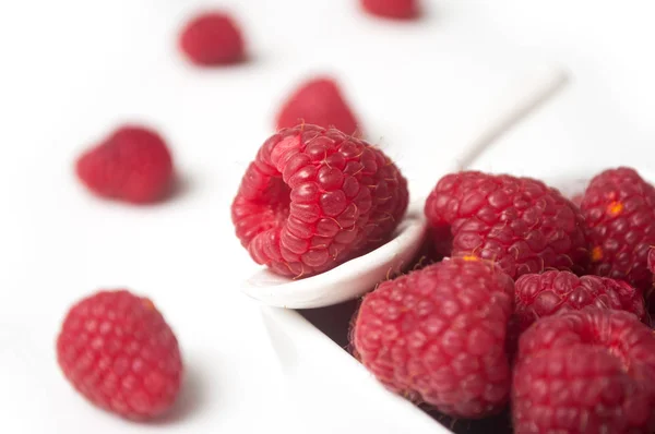 Nahaufnahme Von Himbeeren Einer Weißen Schüssel Auf Weißem Hintergrund — Stockfoto