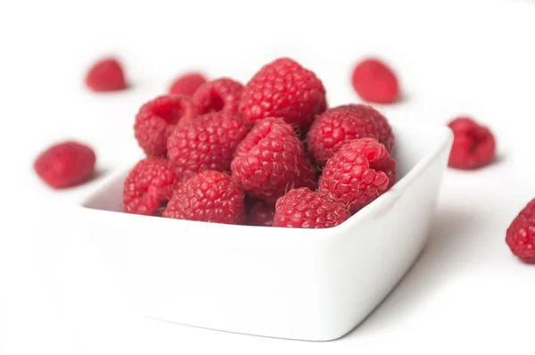 Nahaufnahme Von Himbeeren Einer Weißen Schüssel Auf Weißem Hintergrund — Stockfoto