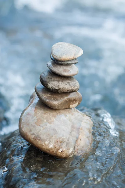 Nahaufnahme Des Steinbalancierens Auf Einem Felsen Fluss — Stockfoto