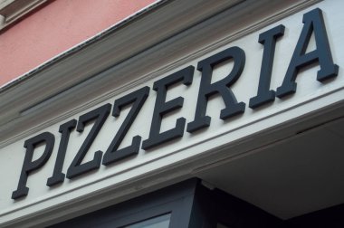 Pizzacı İtalyan restoranı cephe tabelada closeup