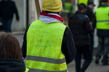 Mulhouse - Fransa - 5 Şubat 2019 - sokağın karşı vergi ve yakıt fiyatları yükselen ve için ve E. Macron, Fransız Cumhurbaşkanı istifa protesto insanlar.
