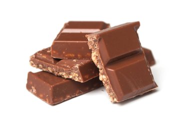 süt closeup pirinç çikolata blokları beyaz arka plan üzerinde kabarık.