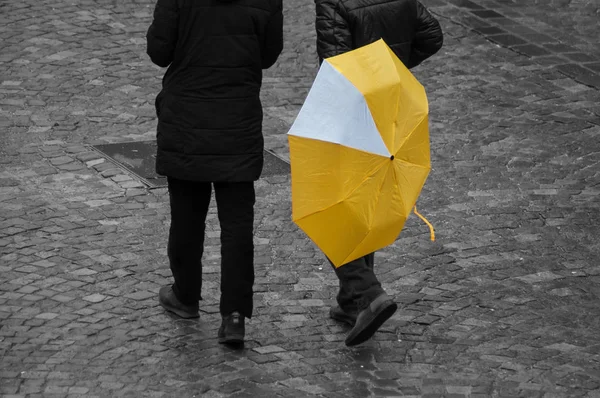 Portrét Muže Žlutým Deštníkem Dláždění Místo Městě — Stock fotografie