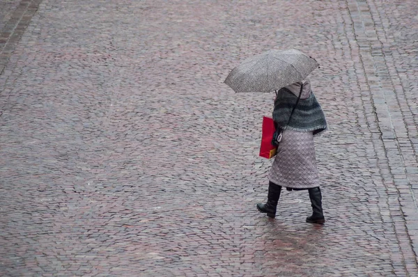 Portret Van Een Vrouw Met Grijze Paraplu Slingeren Plaats Stad — Stockfoto