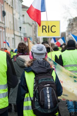 Mulhouse - Fransa - 8 Şubat 2019 - insanlar sokakta karşı vergi ve yakıt fiyatları ve Ric, vatandaş girişimi referandum yükselen protesto