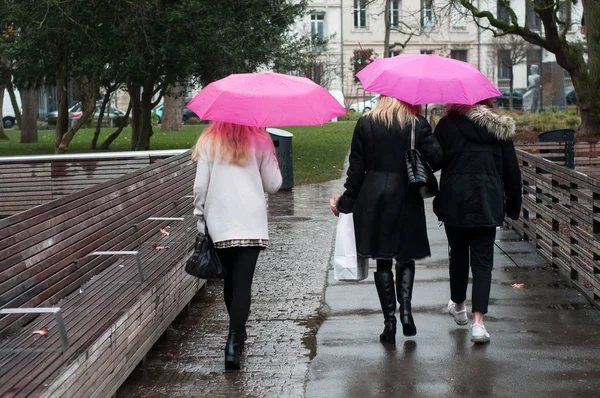 Portrét Ženy Růžovou Deštníky Městském Parku Městě Zadní Pohled — Stock fotografie