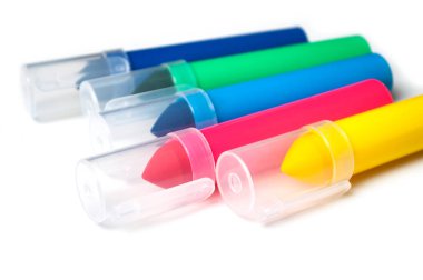 Beyaz arka plan üzerinde renkli keçeli kalem koleksiyonu closeup 