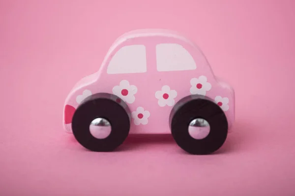 Zbliżenie Róż Miniaturowych Samochodów Drewniane Różowym Tle — Zdjęcie stockowe