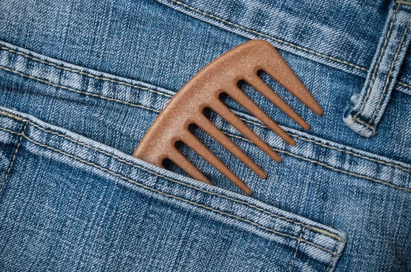 ブルー ジーンズのポケットにプラスチック製の櫛のクローズ アップ — ストック写真