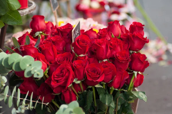 Крупный План Букета Красных Роз Флориста — стоковое фото