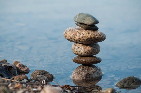 湖中的石头平衡与反射的特写镜头 — 图库照片