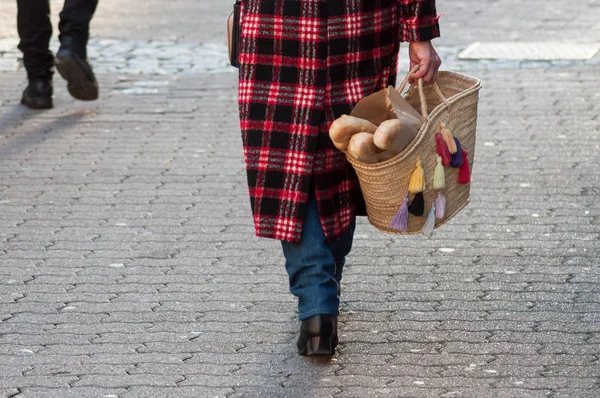 Retrato Mujer Caminando Por Calle Con Pan Cesta — Foto de Stock