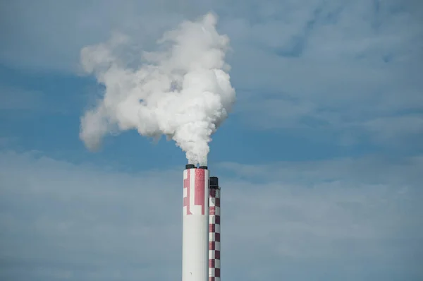 在蓝天背景的化工厂烟囱白烟特写镜头 — 图库照片