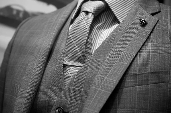 Closeup Κοστούμι Και Γραβάτα Για Μανεκέν Ένα Εκθεσιακό Χώρο Μόδας — Φωτογραφία Αρχείου