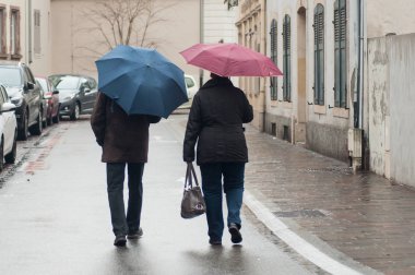 portre sokakta renkli şemsiye ile arkadan görünüm üzerinde yürüme Çift