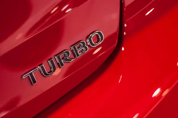 Primo Piano Del Segno Turbo Sulla Macchina Rossa — Foto Stock