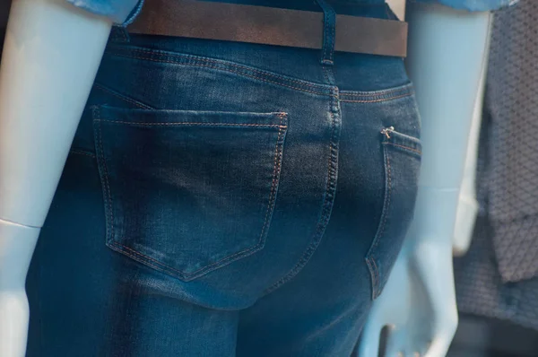 Close Jeans Azuis Manequim Uma Loja Moda Para Mulheres — Fotografia de Stock