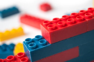 Beyaz arka plan üzerinde plastik tuğla inşaat closeup