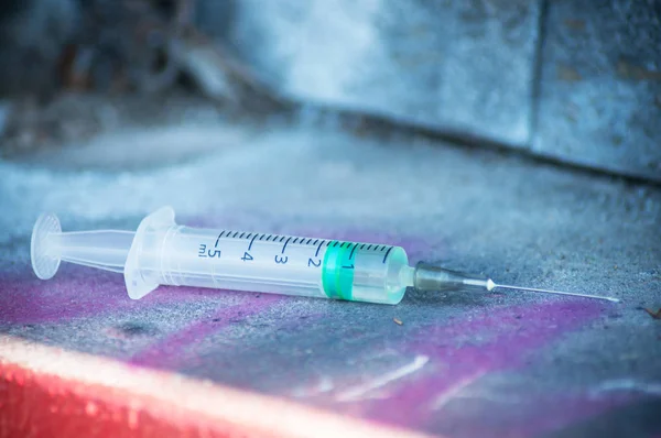 Closeup of syringue abandoned on the floor in the street — Stock Photo, Image