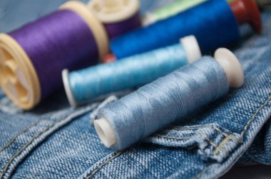 dikiş iplik biriktirme bobin kot arka plan üzerinde closeup