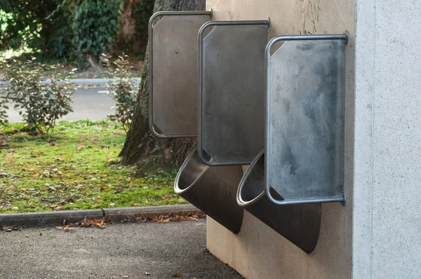 Nahaufnahme von öffentlichen Toiletten aus Metall für Männer im Stadtpark — Stockfoto