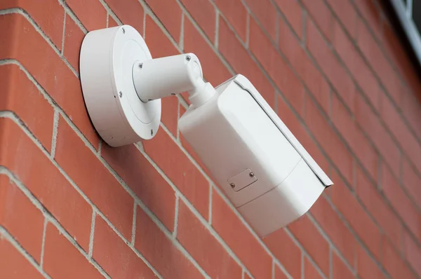 Câmera de segurança na fachada da parede de tijolo — Fotografia de Stock