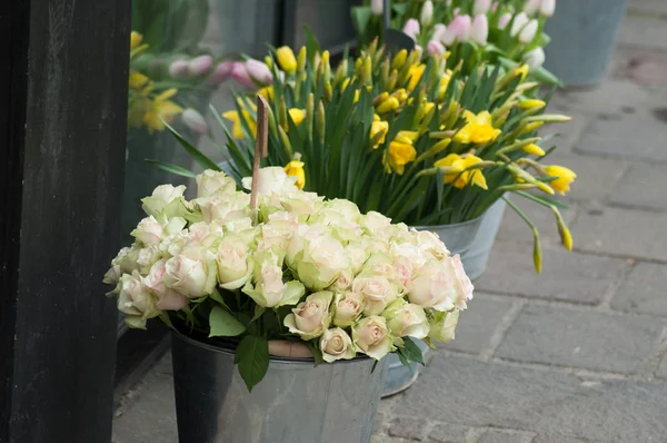 Букеты белых роз и нарциссов у флориста — стоковое фото
