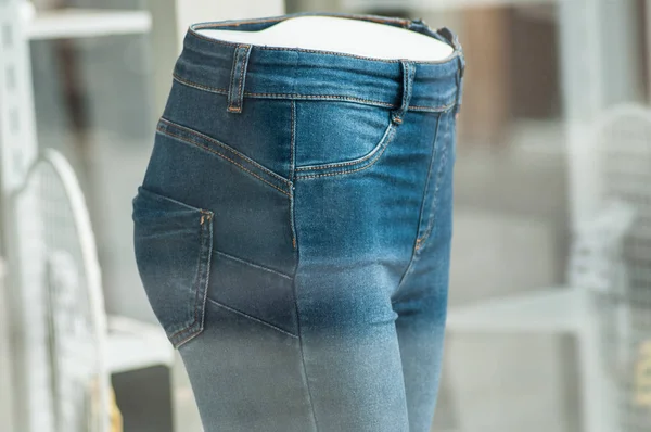 女性ファッション sto でマネキンに弾性のブルー ジーンズのクローズ アップ — ストック写真