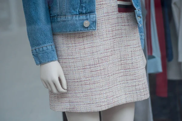 Close-up van klassieke rok en blue jeans jasje in mode winkel — Stockfoto