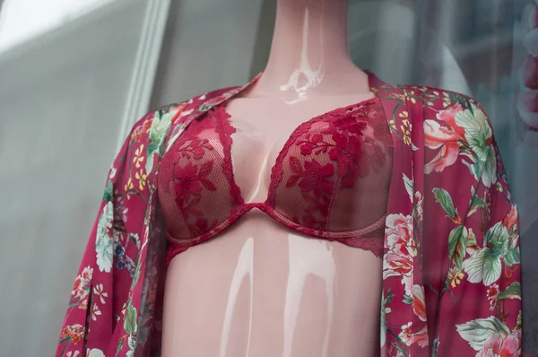 Närbild av röda underkläder i mode lagra showroom för kvinnor — Stockfoto
