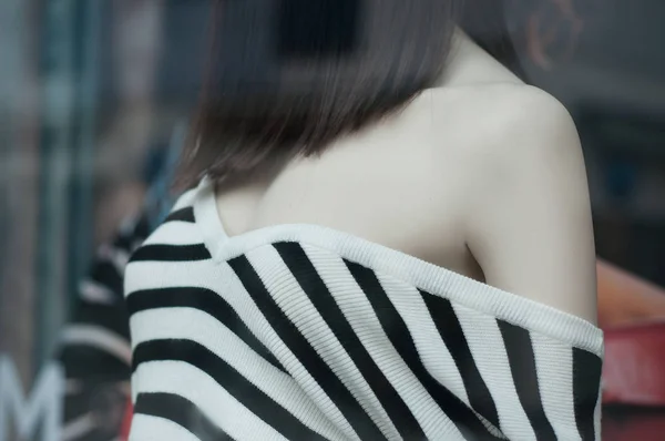 Gros plan de pull rayé sur mannequin avec épaule nue en f — Photo